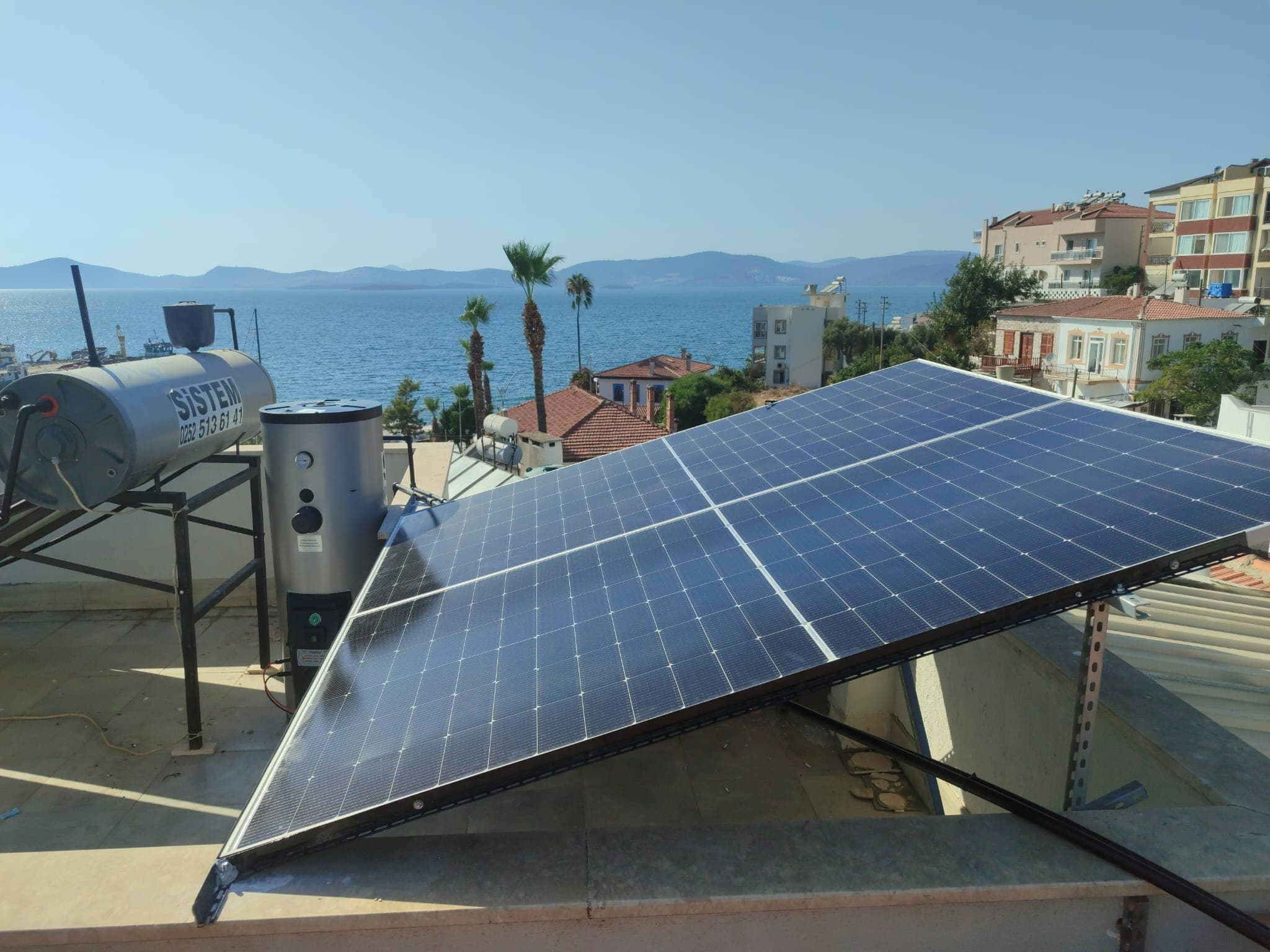 Konut çatısında güneş paneli kurulumu